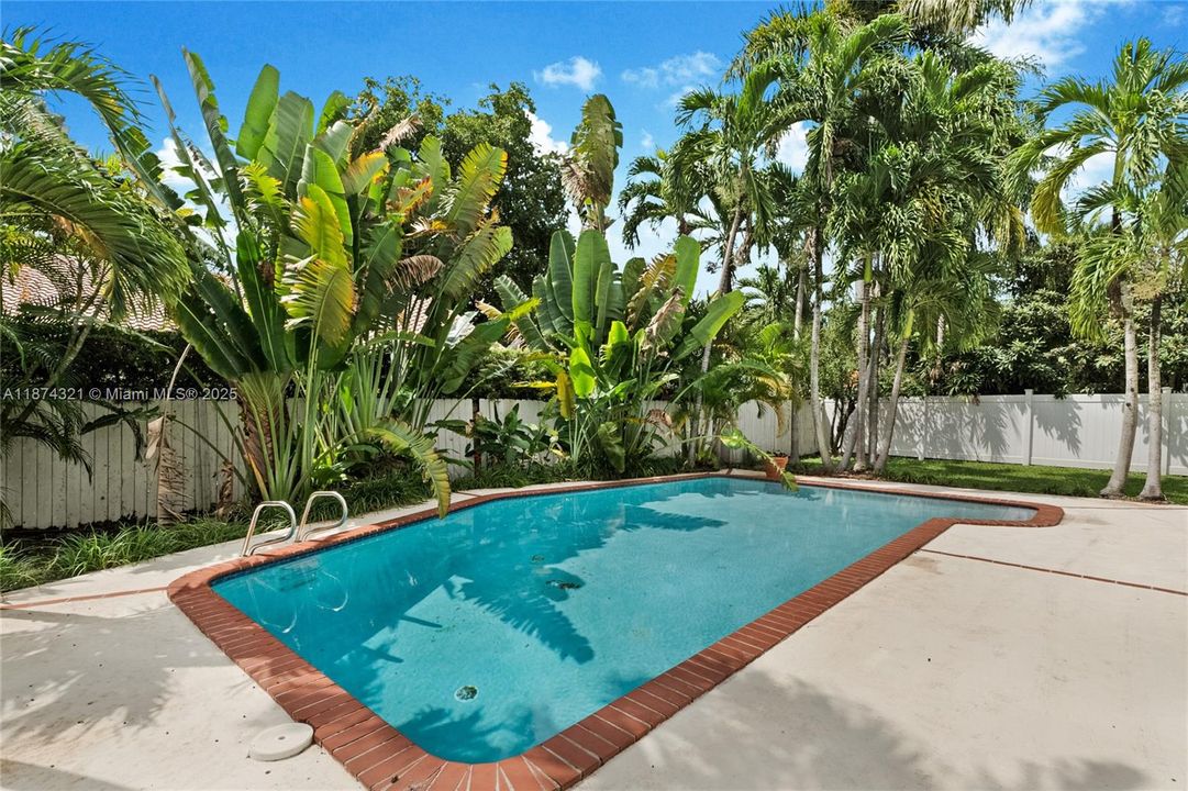 最近售出: $1,799,000 (5 贝兹, 3 浴室, 3145 平方英尺)