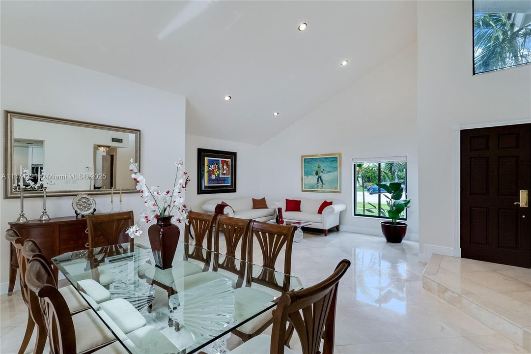 最近售出: $1,799,000 (5 贝兹, 3 浴室, 3145 平方英尺)