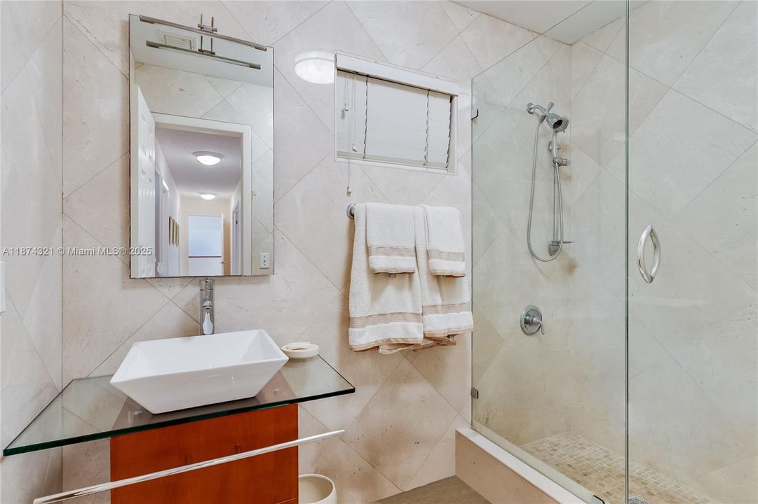 最近售出: $1,799,000 (5 贝兹, 3 浴室, 3145 平方英尺)