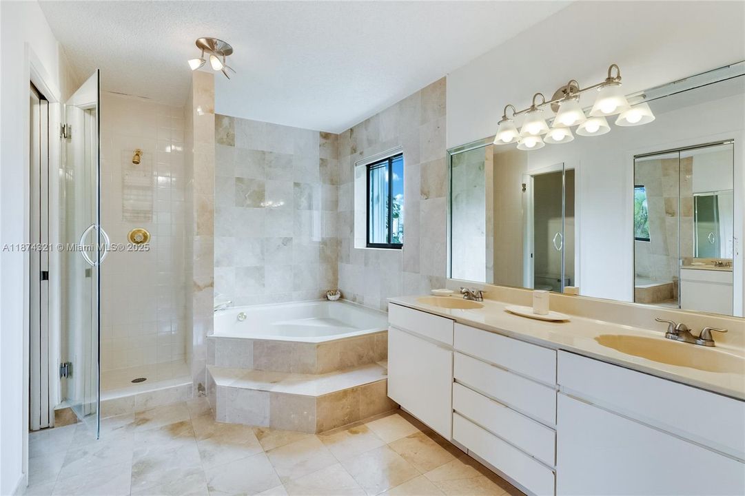 最近售出: $1,799,000 (5 贝兹, 3 浴室, 3145 平方英尺)