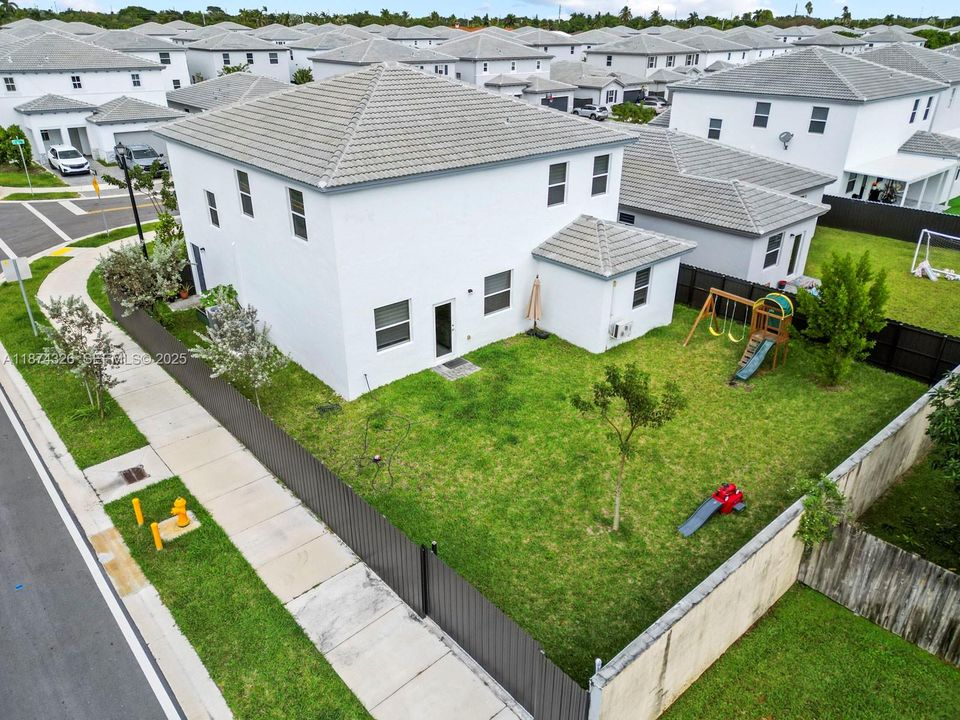 Под контрактом: $850,000 (5 спален, 3 ванн, 3033 Квадратных фут)