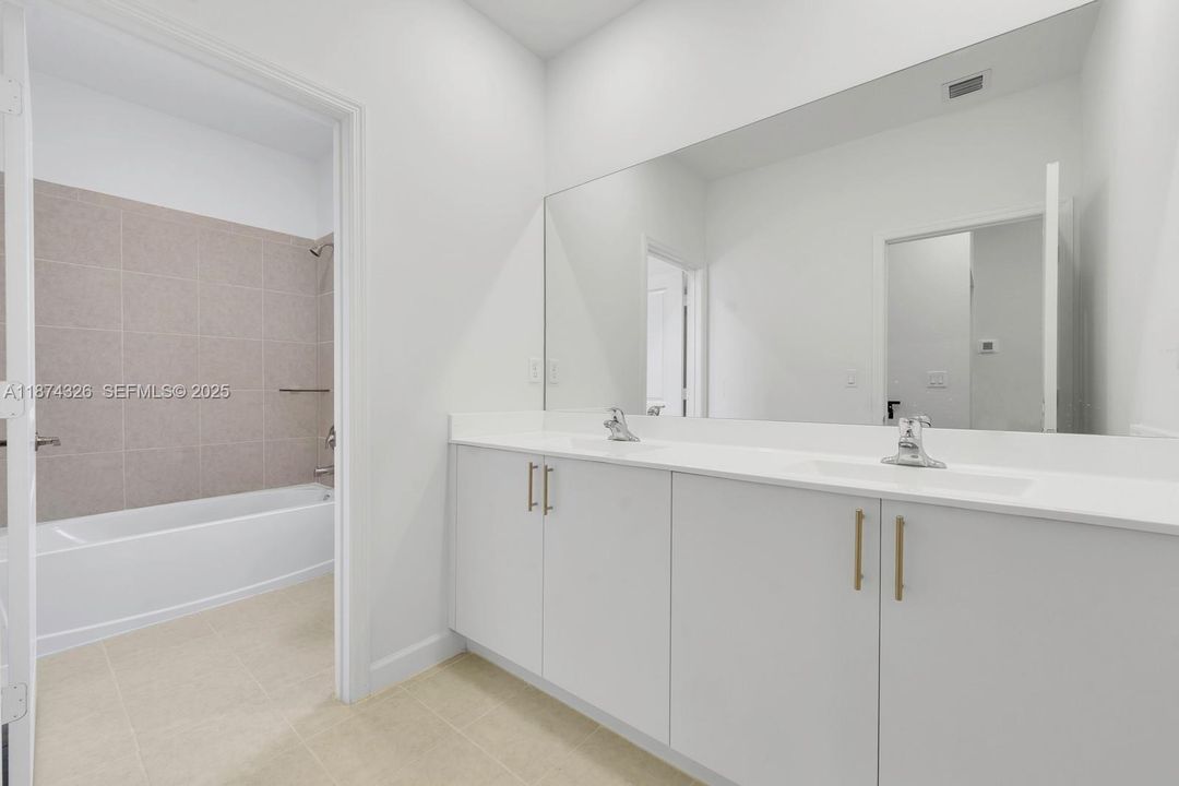 Под контрактом: $850,000 (5 спален, 3 ванн, 3033 Квадратных фут)