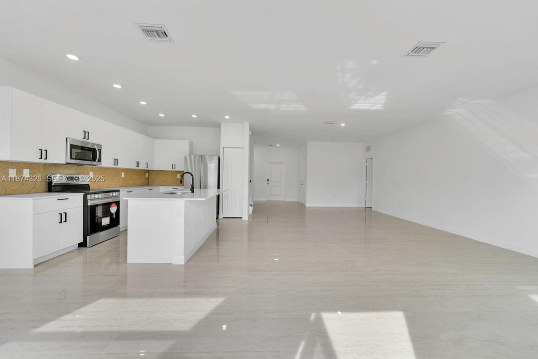 Под контрактом: $850,000 (5 спален, 3 ванн, 3033 Квадратных фут)