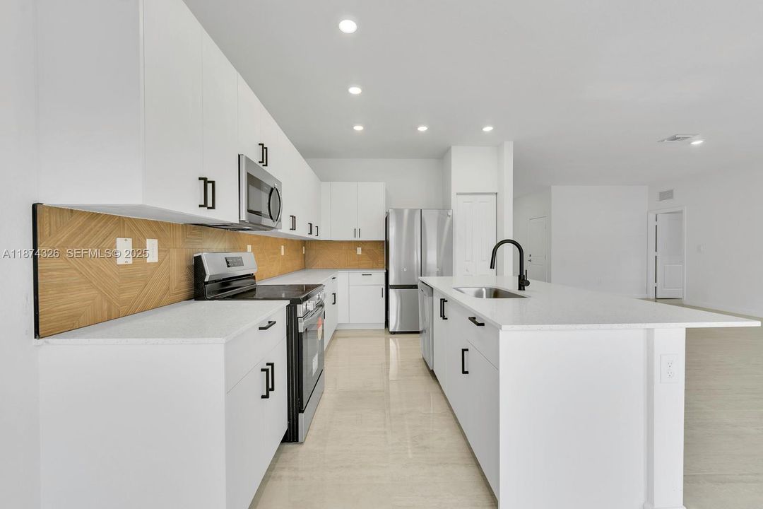 Под контрактом: $850,000 (5 спален, 3 ванн, 3033 Квадратных фут)