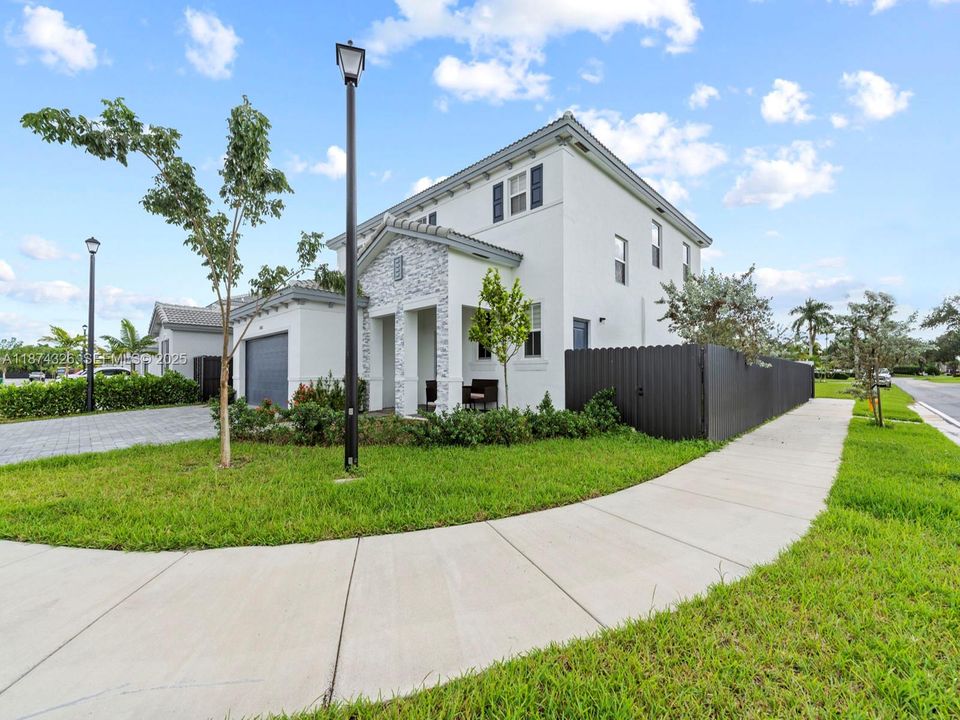 Под контрактом: $850,000 (5 спален, 3 ванн, 3033 Квадратных фут)