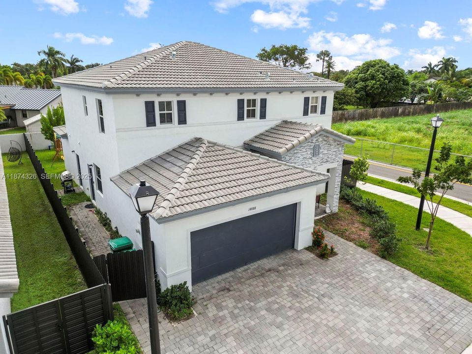 Под контрактом: $850,000 (5 спален, 3 ванн, 3033 Квадратных фут)