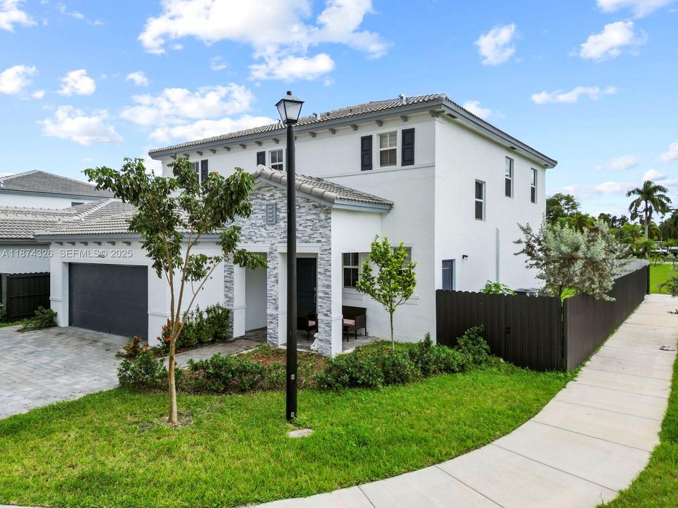 Под контрактом: $850,000 (5 спален, 3 ванн, 3033 Квадратных фут)