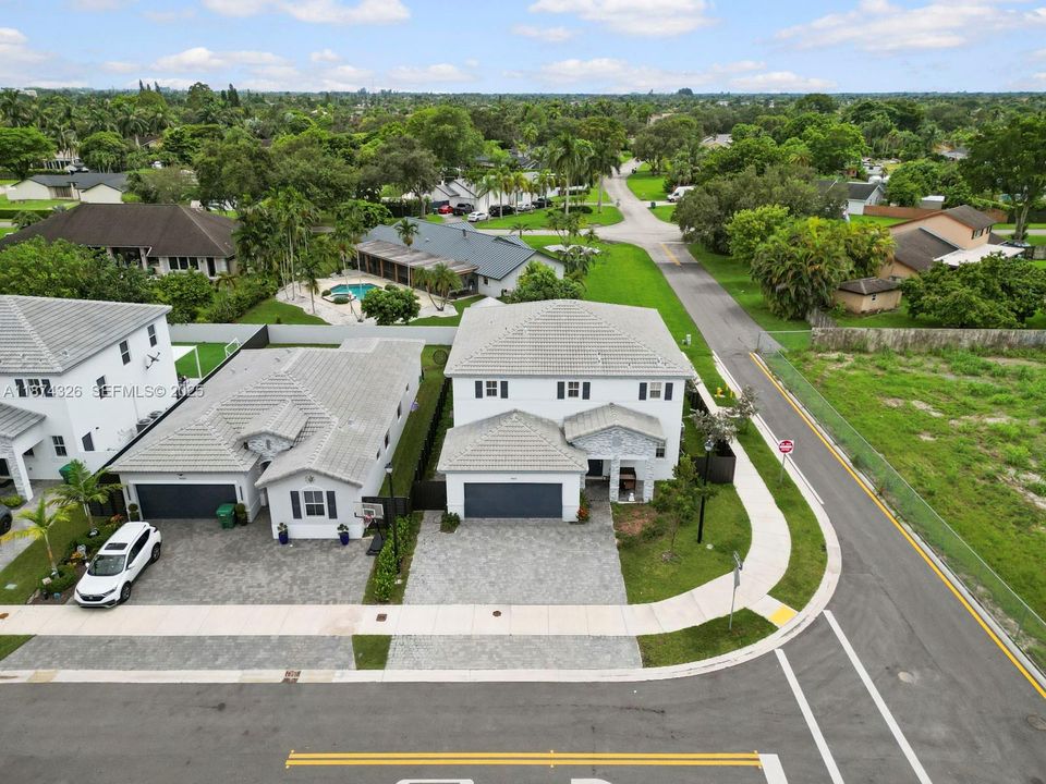 Под контрактом: $850,000 (5 спален, 3 ванн, 3033 Квадратных фут)