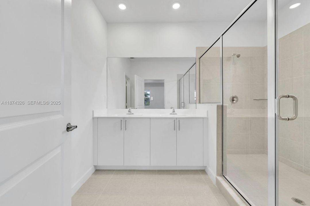 Под контрактом: $850,000 (5 спален, 3 ванн, 3033 Квадратных фут)