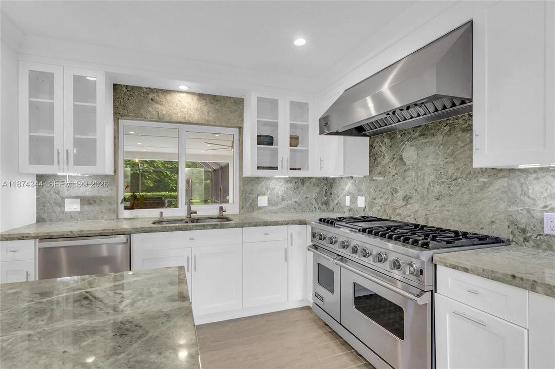 На продажу: $1,295,000 (4 спален, 2 ванн, 2386 Квадратных фут)