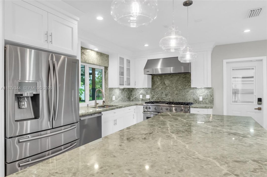 На продажу: $1,295,000 (4 спален, 2 ванн, 2386 Квадратных фут)