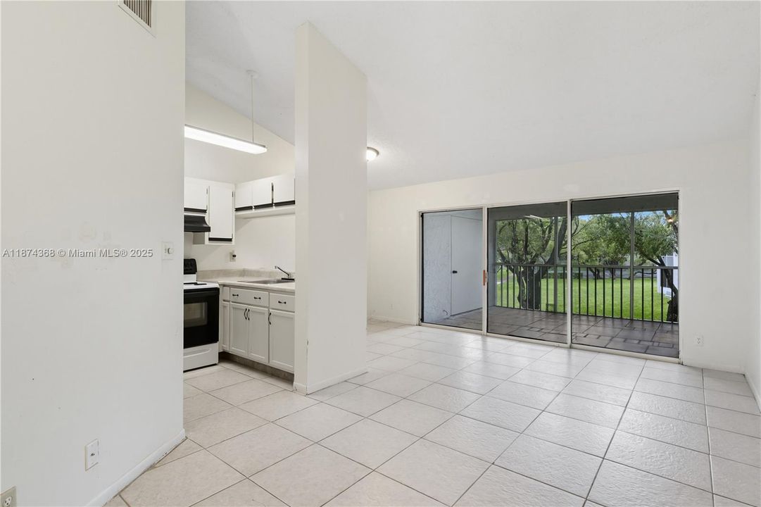 Active With Contract: $232,000 (1 beds, 1 baths, 862 Square Feet)