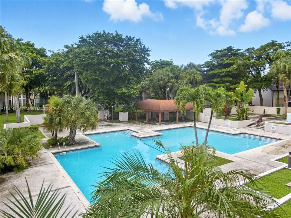 Active With Contract: $232,000 (1 beds, 1 baths, 862 Square Feet)