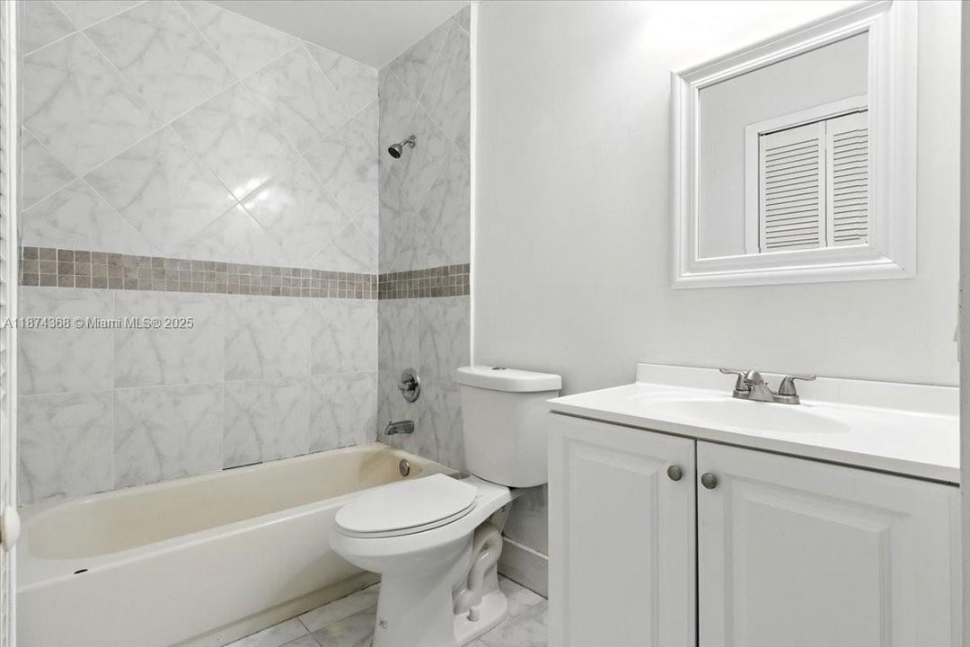 Active With Contract: $232,000 (1 beds, 1 baths, 862 Square Feet)