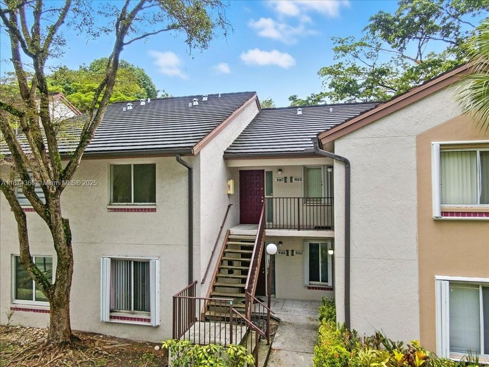 Active With Contract: $232,000 (1 beds, 1 baths, 862 Square Feet)