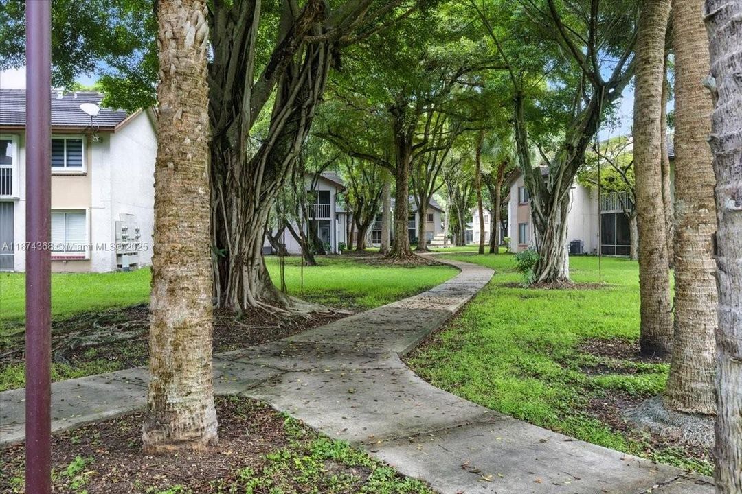 Active With Contract: $232,000 (1 beds, 1 baths, 862 Square Feet)