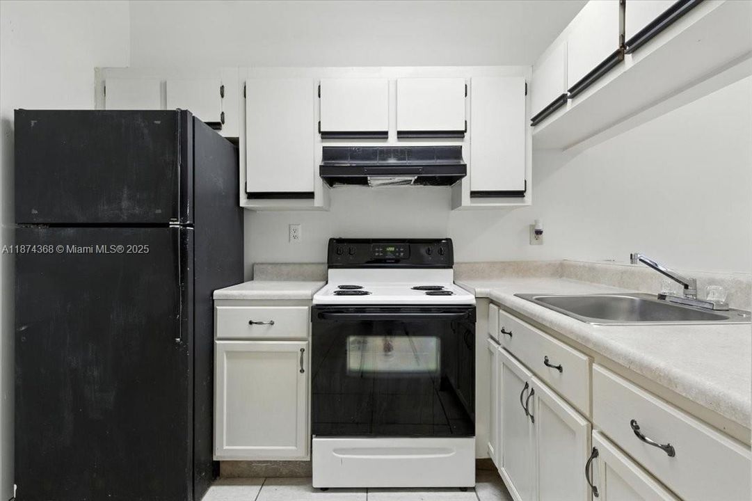 Active With Contract: $232,000 (1 beds, 1 baths, 862 Square Feet)