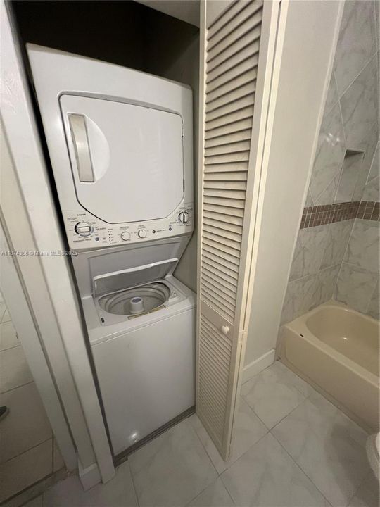 Active With Contract: $232,000 (1 beds, 1 baths, 862 Square Feet)