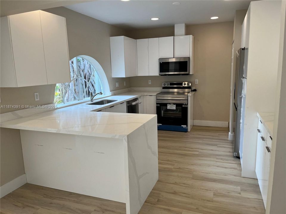 Active With Contract: $3,700 (3 beds, 2 baths, 1176 Square Feet)