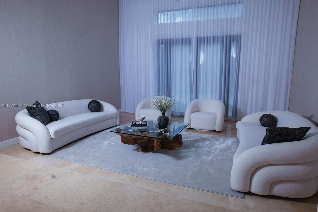 合同活跃: $2,650,000 (5 贝兹, 4 浴室, 4582 平方英尺)