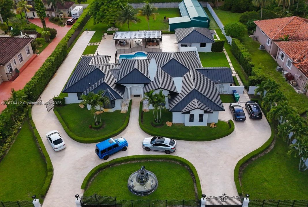 合同活跃: $2,650,000 (5 贝兹, 4 浴室, 4582 平方英尺)