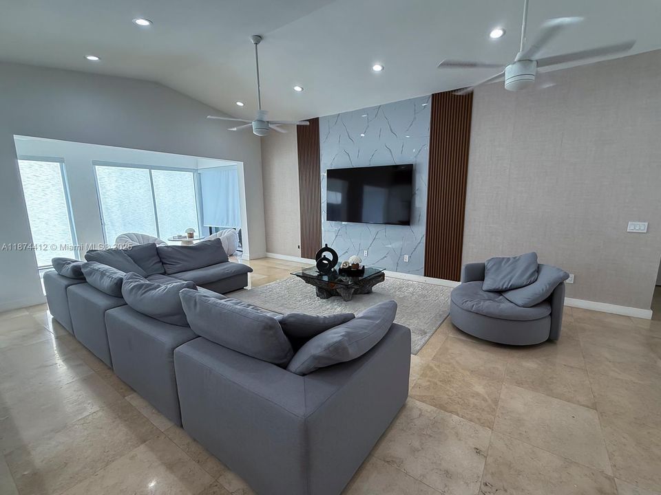 合同活跃: $2,650,000 (5 贝兹, 4 浴室, 4582 平方英尺)