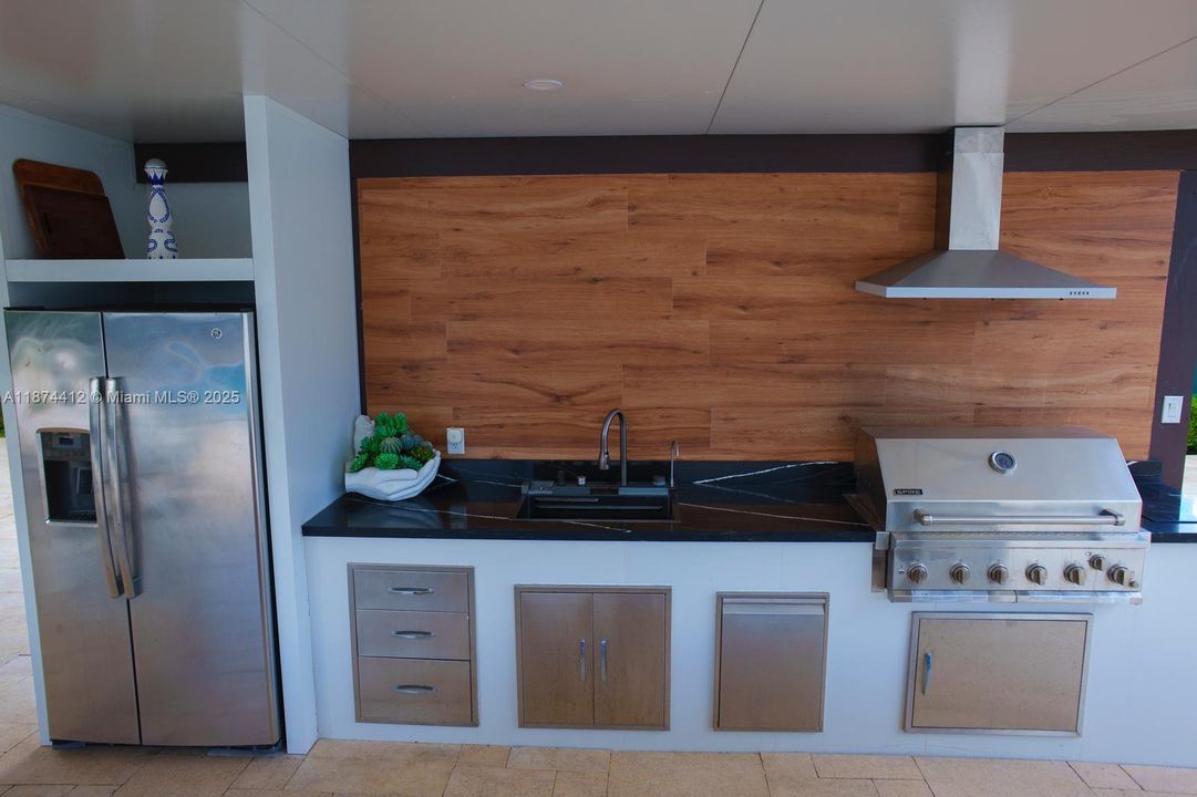 合同活跃: $2,650,000 (5 贝兹, 4 浴室, 4582 平方英尺)