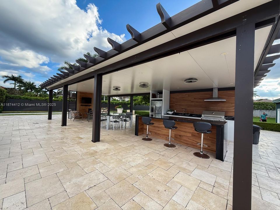 合同活跃: $2,650,000 (5 贝兹, 4 浴室, 4582 平方英尺)