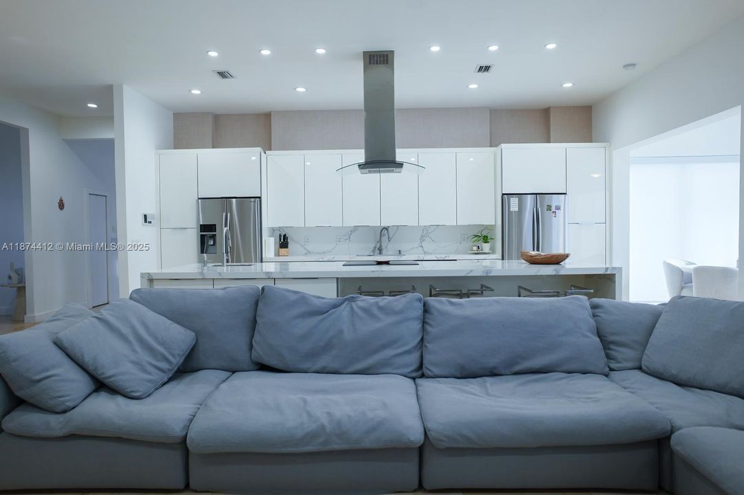 合同活跃: $2,650,000 (5 贝兹, 4 浴室, 4582 平方英尺)