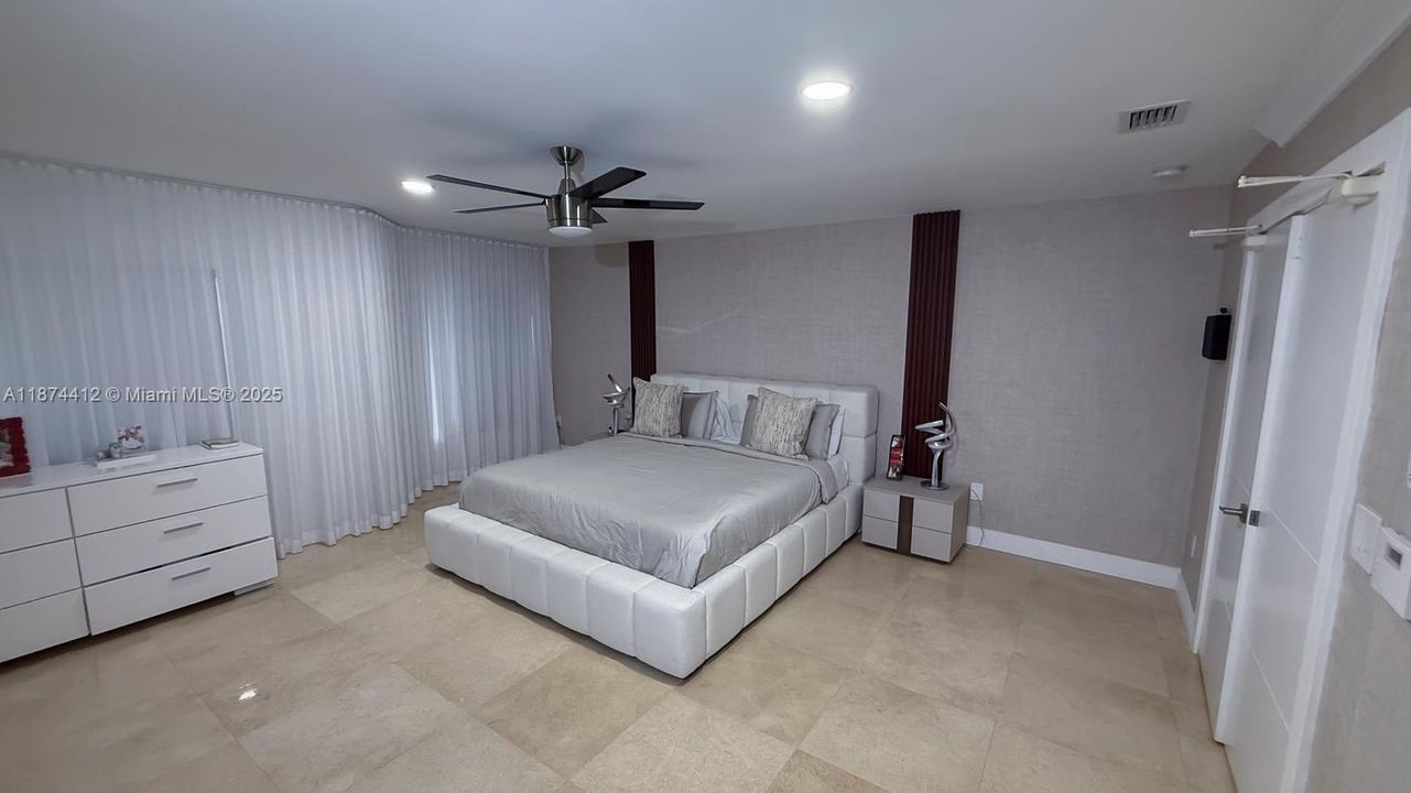 合同活跃: $2,650,000 (5 贝兹, 4 浴室, 4582 平方英尺)