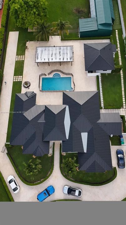 合同活跃: $2,650,000 (5 贝兹, 4 浴室, 4582 平方英尺)