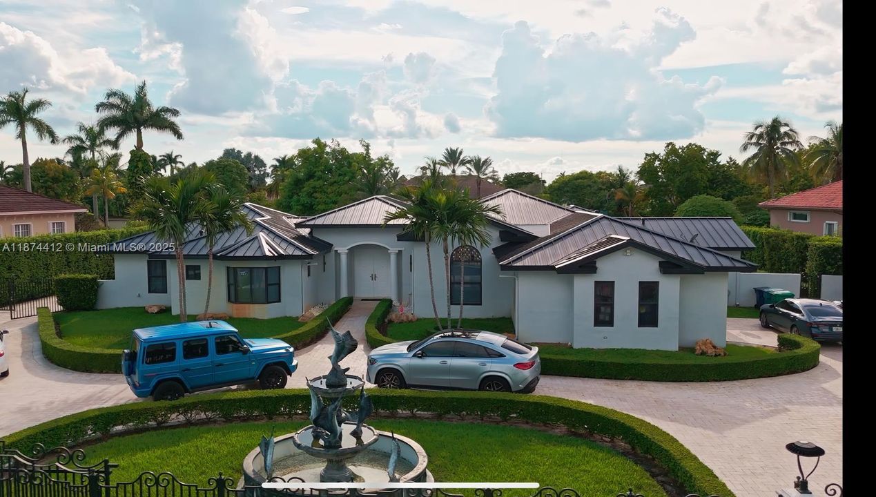 合同活跃: $2,650,000 (5 贝兹, 4 浴室, 4582 平方英尺)