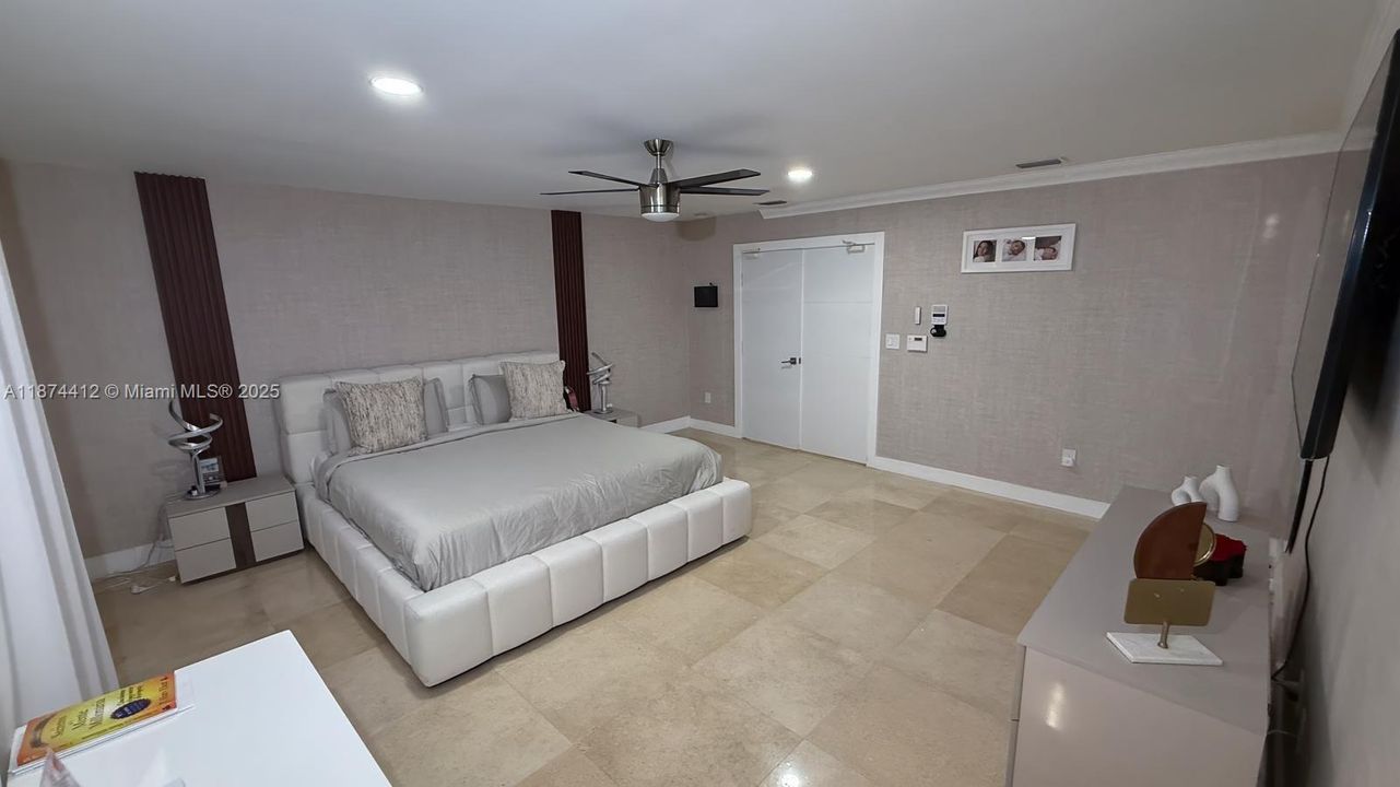 合同活跃: $2,650,000 (5 贝兹, 4 浴室, 4582 平方英尺)