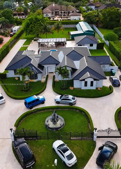 合同活跃: $2,650,000 (5 贝兹, 4 浴室, 4582 平方英尺)