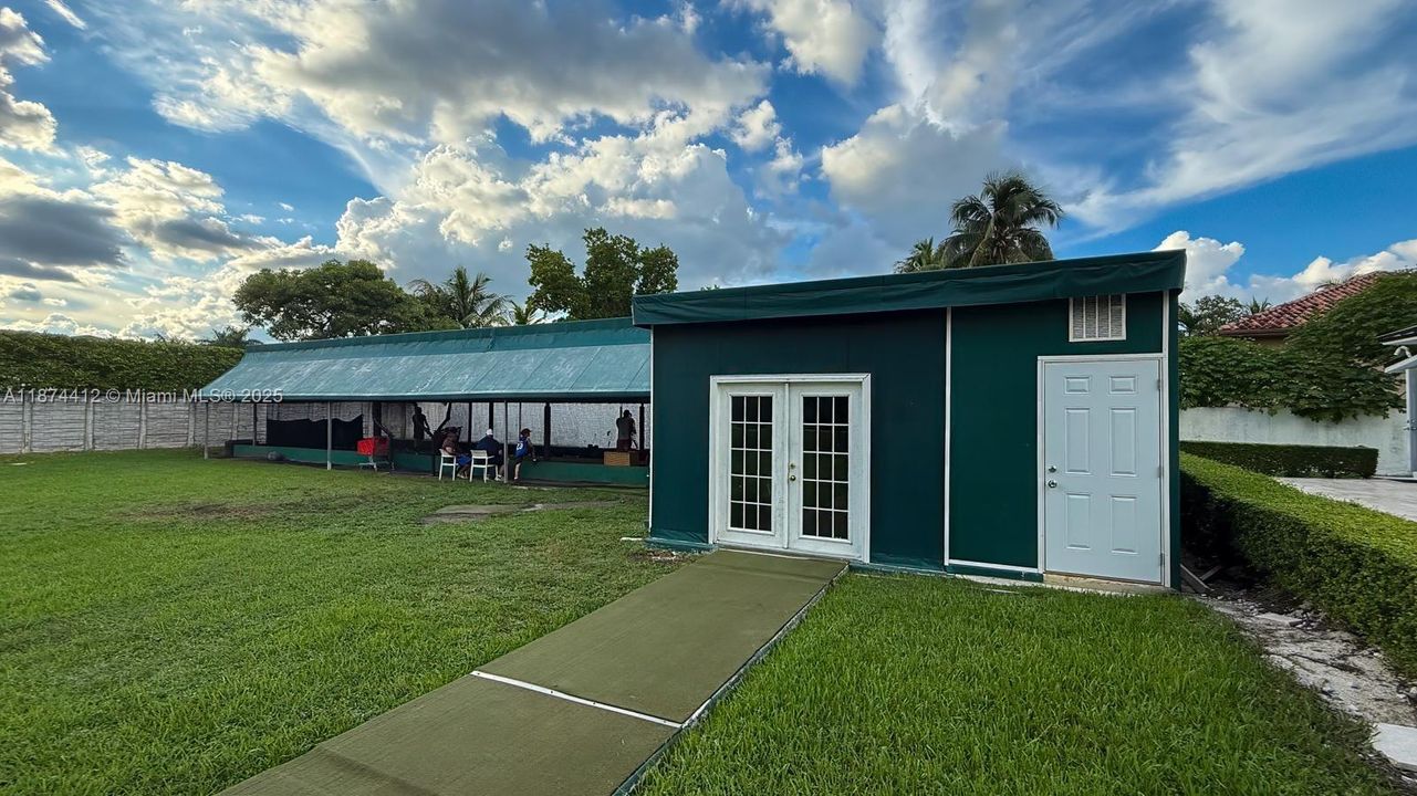 合同活跃: $2,650,000 (5 贝兹, 4 浴室, 4582 平方英尺)