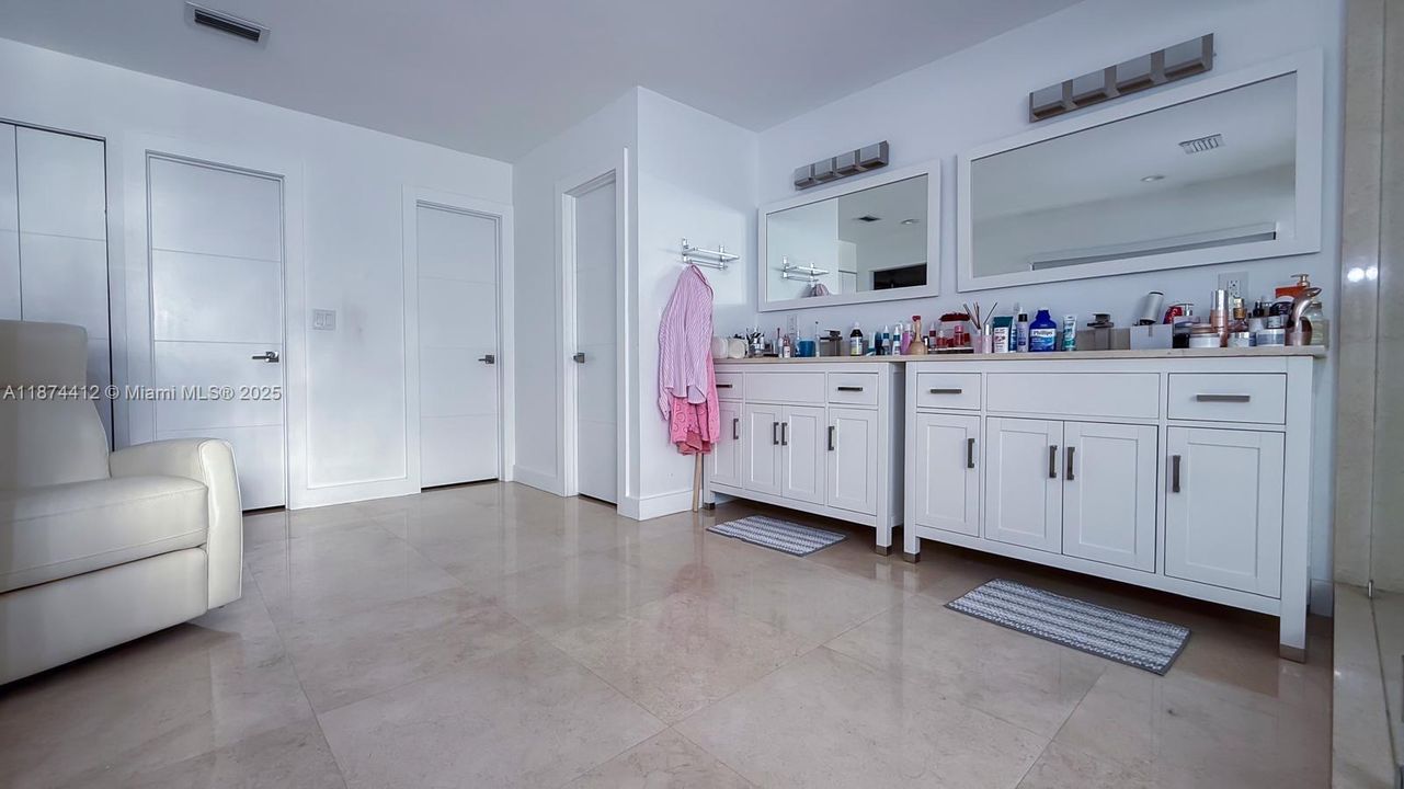 合同活跃: $2,650,000 (5 贝兹, 4 浴室, 4582 平方英尺)