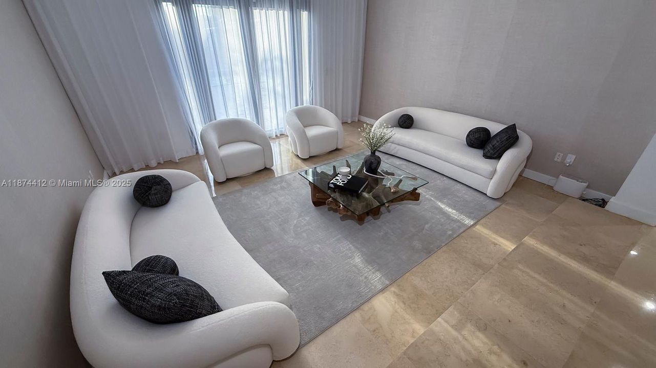 合同活跃: $2,650,000 (5 贝兹, 4 浴室, 4582 平方英尺)