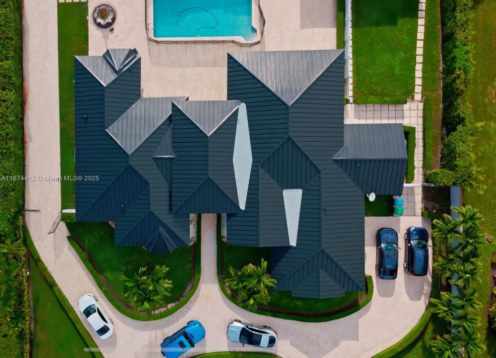 合同活跃: $2,650,000 (5 贝兹, 4 浴室, 4582 平方英尺)