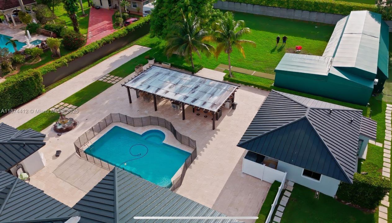 合同活跃: $2,650,000 (5 贝兹, 4 浴室, 4582 平方英尺)