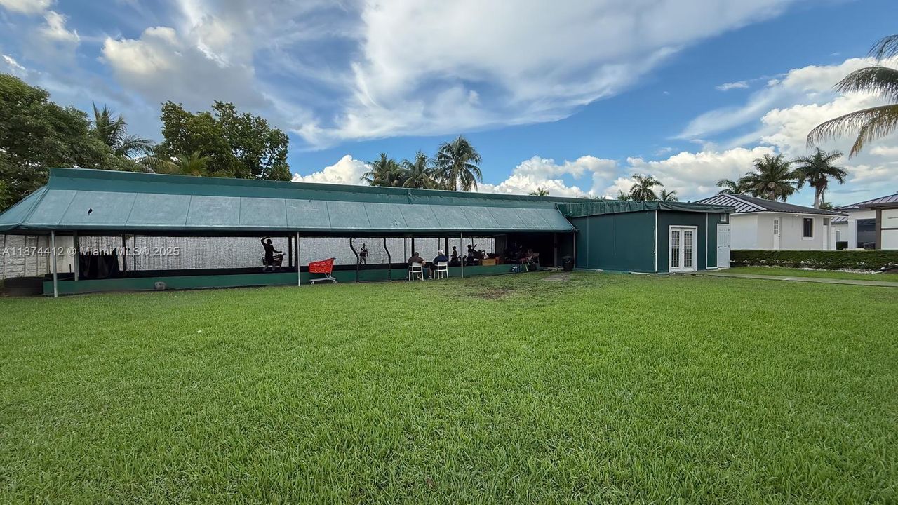 合同活跃: $2,650,000 (5 贝兹, 4 浴室, 4582 平方英尺)