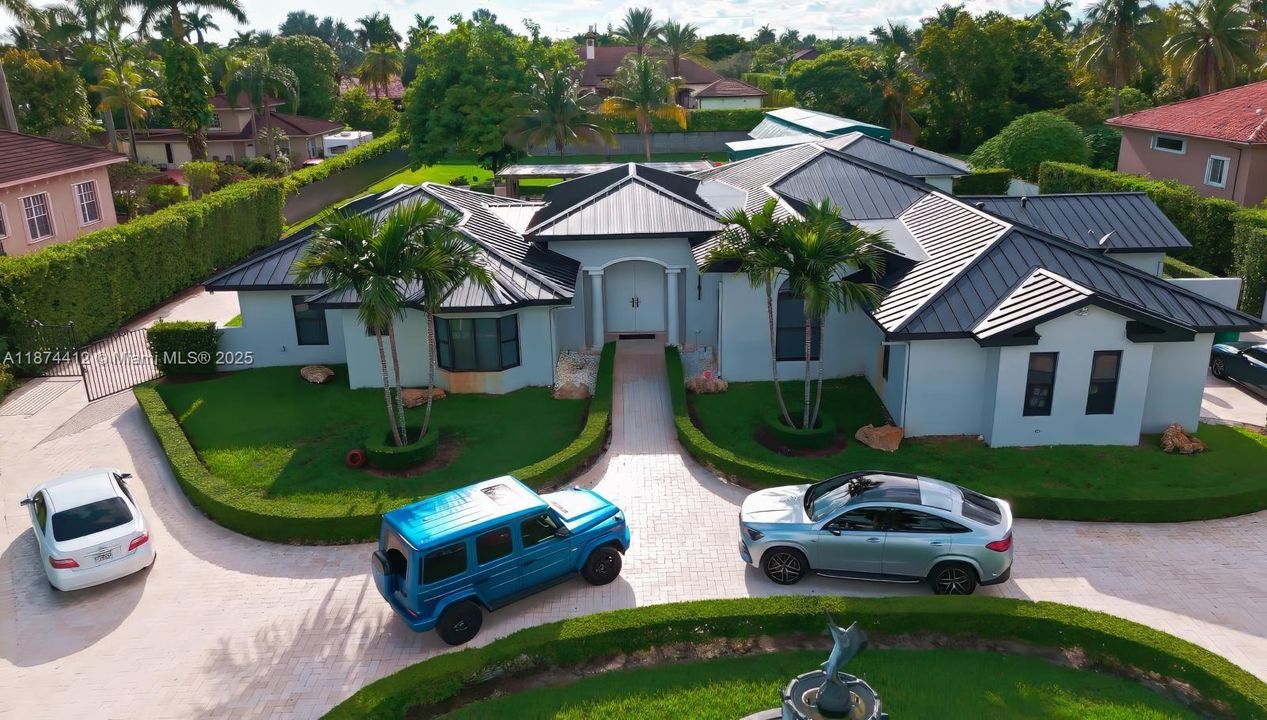 合同活跃: $2,650,000 (5 贝兹, 4 浴室, 4582 平方英尺)