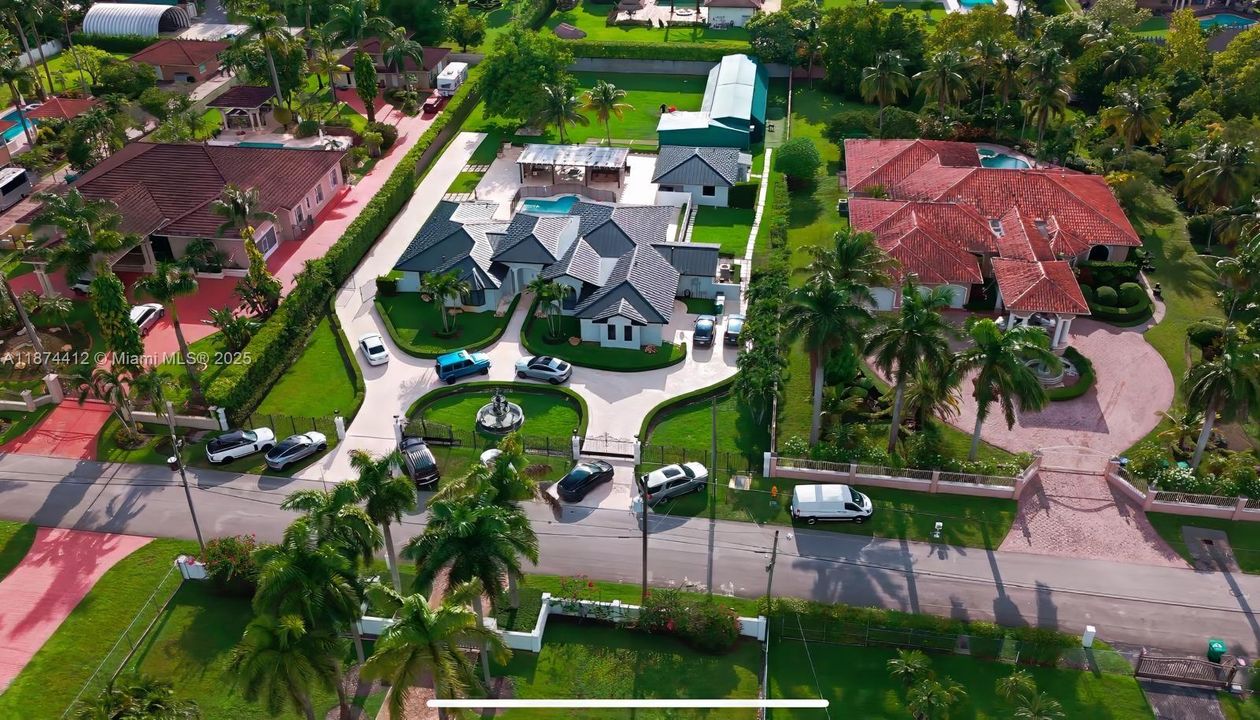 合同活跃: $2,650,000 (5 贝兹, 4 浴室, 4582 平方英尺)