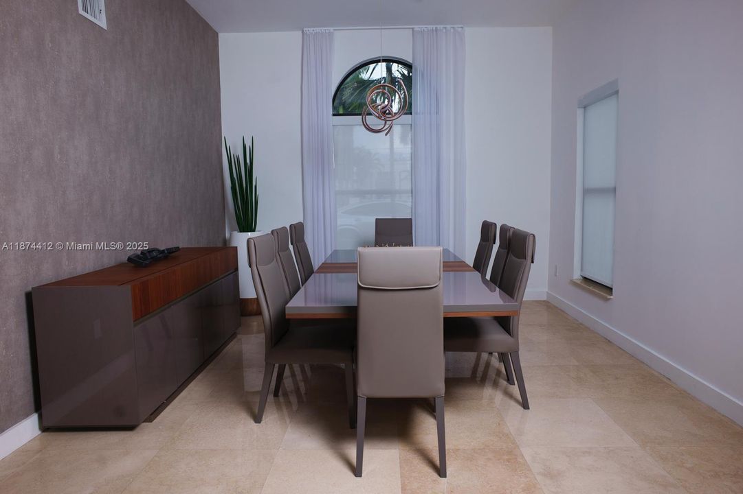 合同活跃: $2,650,000 (5 贝兹, 4 浴室, 4582 平方英尺)