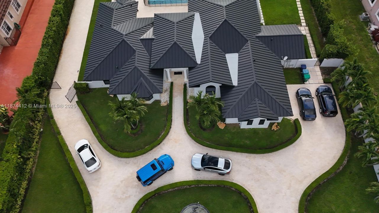 合同活跃: $2,650,000 (5 贝兹, 4 浴室, 4582 平方英尺)