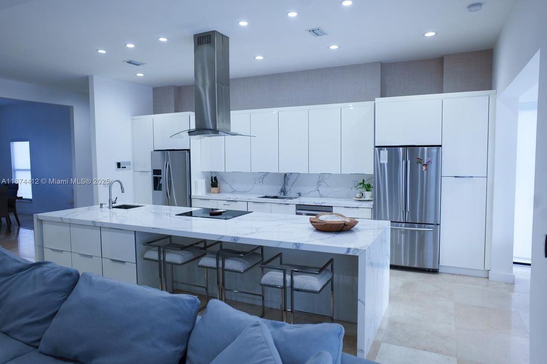 合同活跃: $2,650,000 (5 贝兹, 4 浴室, 4582 平方英尺)