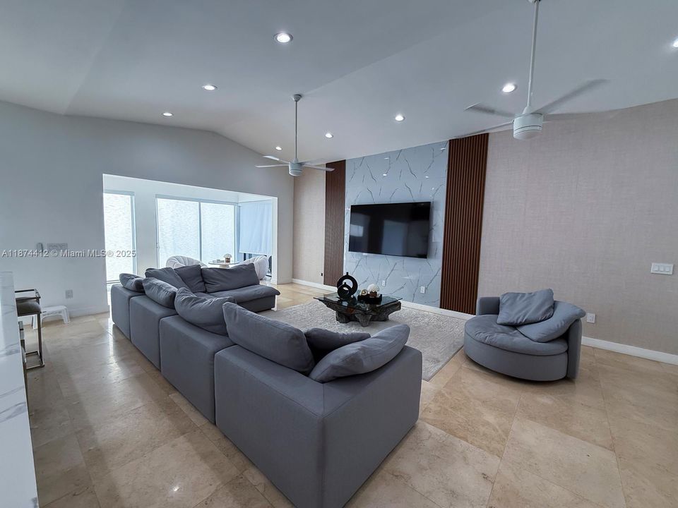 合同活跃: $2,650,000 (5 贝兹, 4 浴室, 4582 平方英尺)