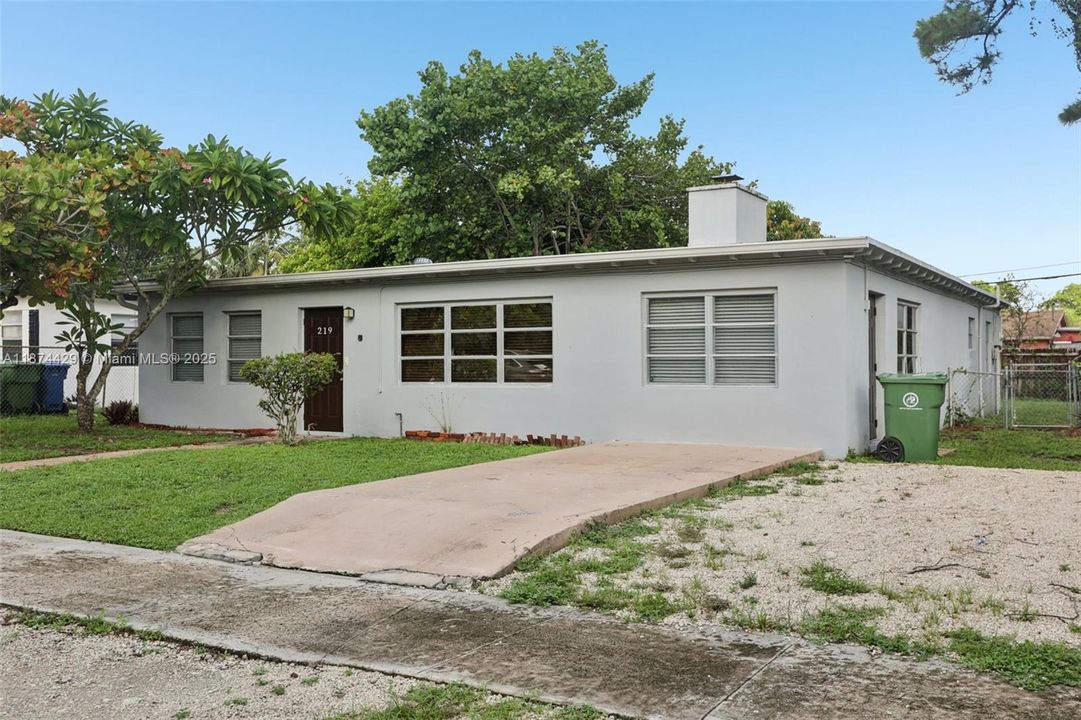 Active With Contract: $416,400 (3 beds, 2 baths, 1753 Square Feet)