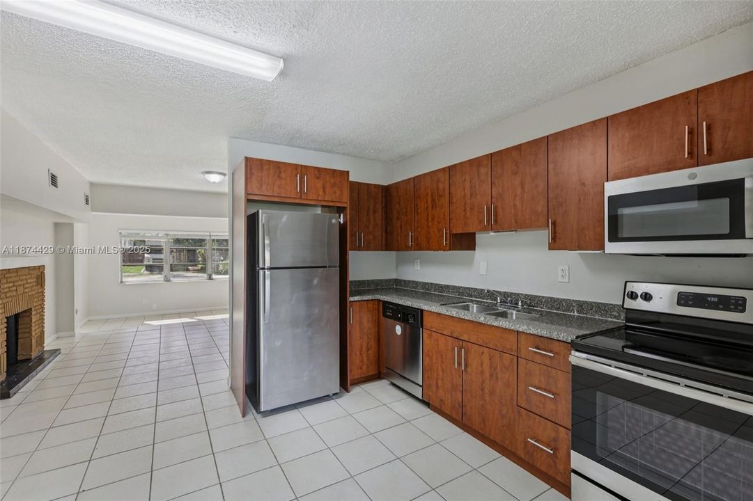 Active With Contract: $416,400 (3 beds, 2 baths, 1753 Square Feet)