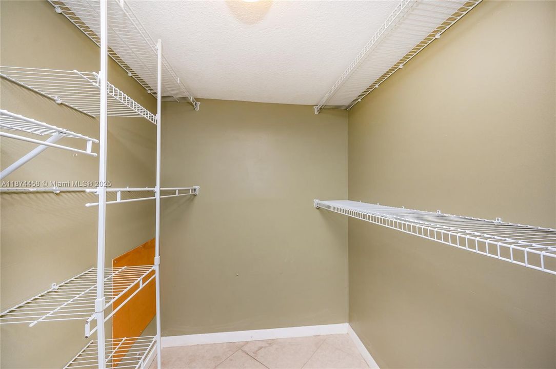 For Rent: $1,900 (1 beds, 1 baths, 834 Square Feet)