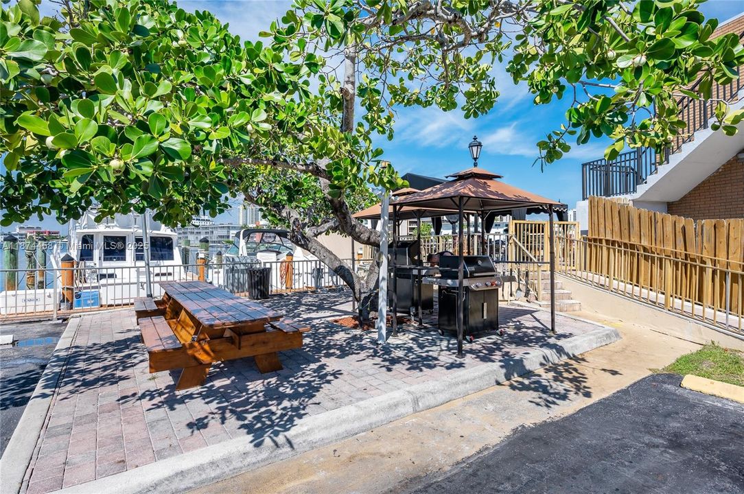 For Rent: $1,900 (1 beds, 1 baths, 834 Square Feet)